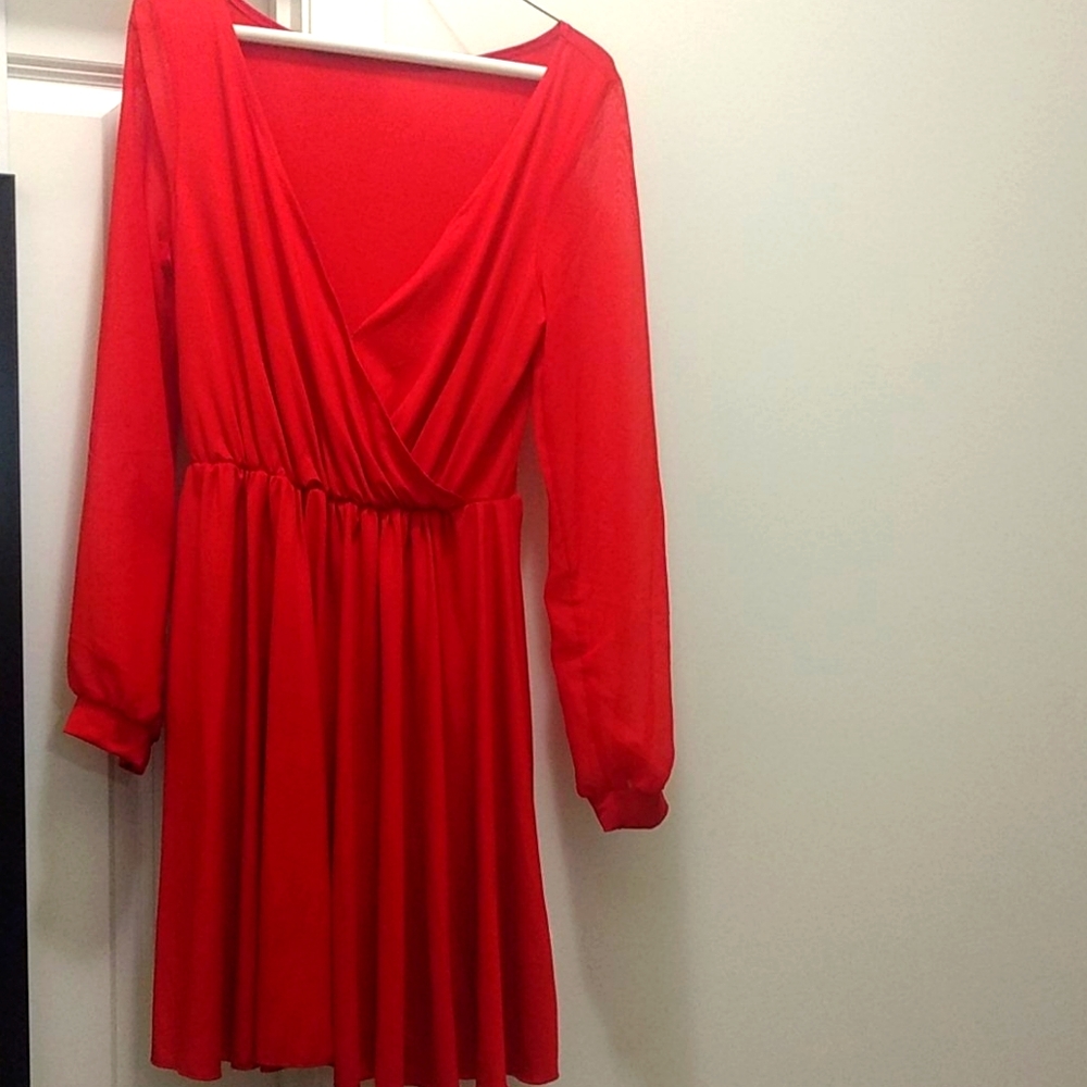 Red dress, v neck, short